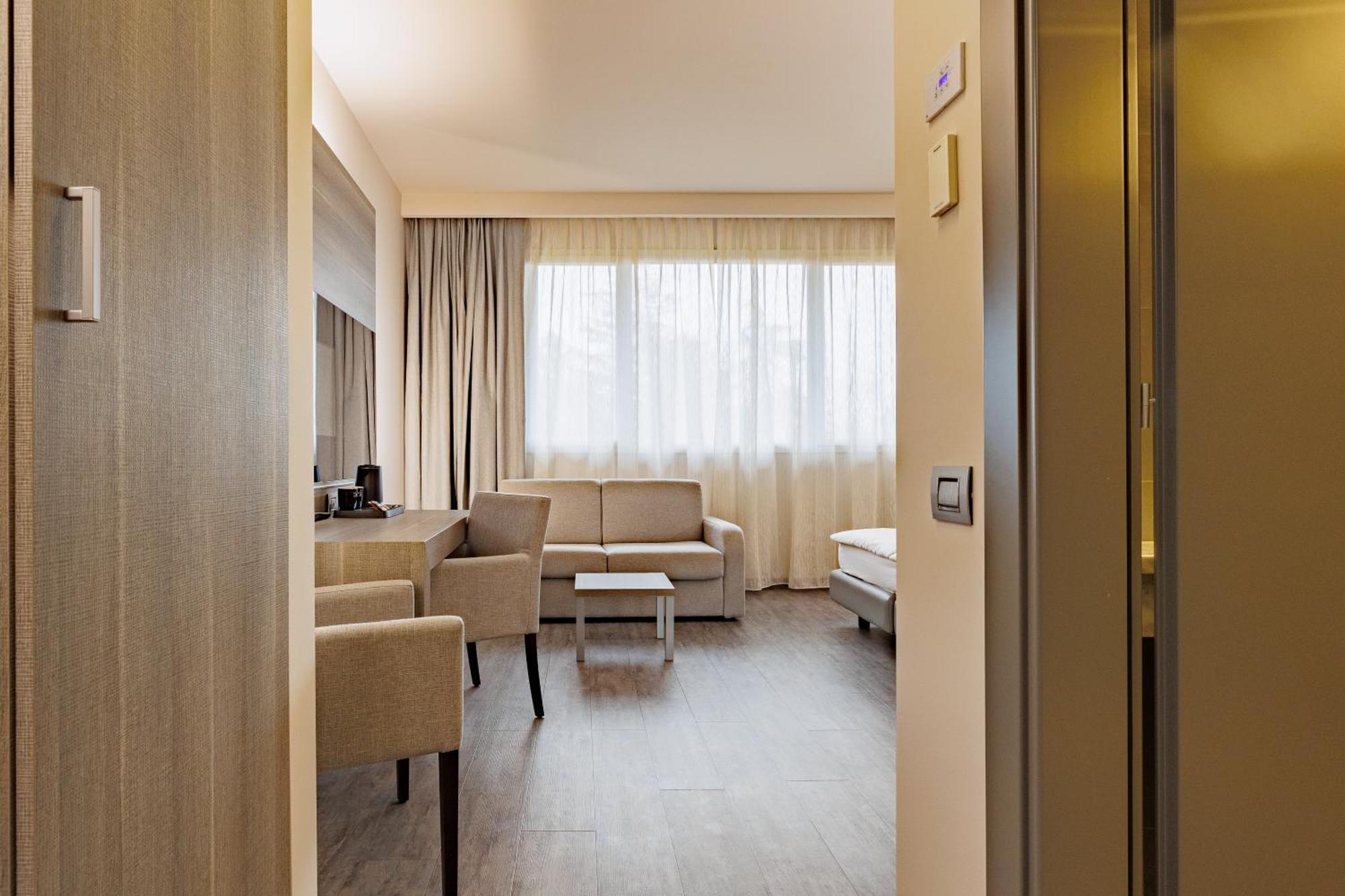 Just Hotel Saronno Exteriör bild