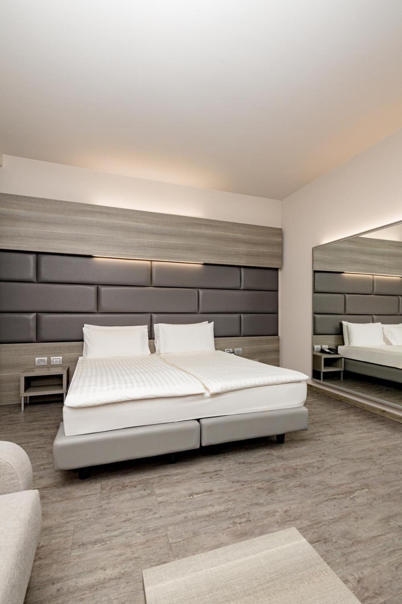 Just Hotel Saronno Exteriör bild