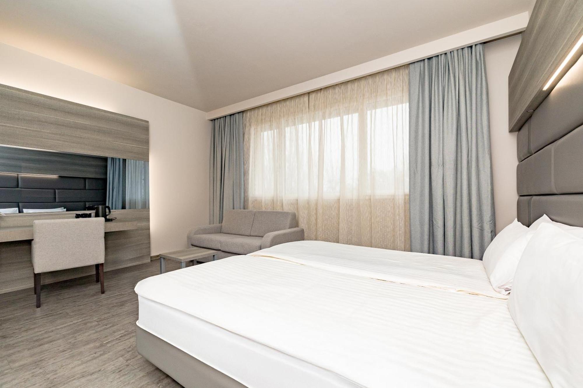 Just Hotel Saronno Exteriör bild